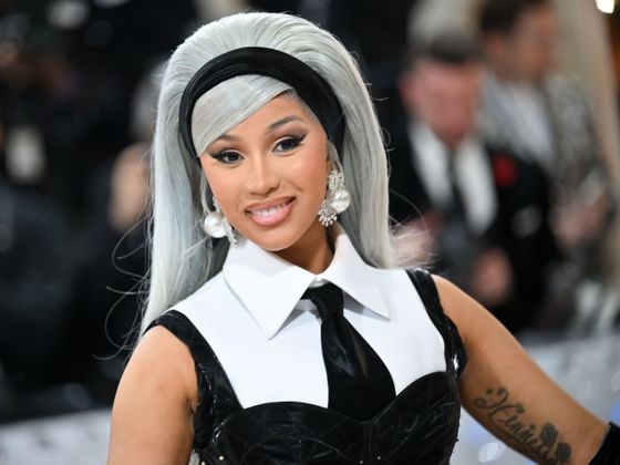 Cardi B đã được xóa án tích sau sự cố ném micro vào khán giả